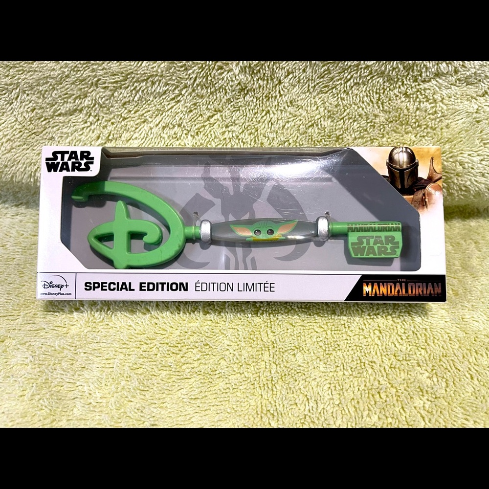 DISNEY “STAR WARS” MANDALORIAN “SPECIAL EDITION” YODA COLLECTIBLE KEY, NRFB